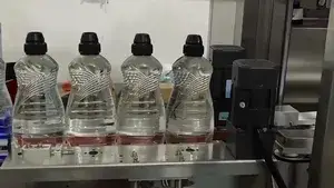 Etichettatrice automatica con manicotto termoretraibile