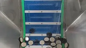 Elevatore e alimentatore automatico di tappi