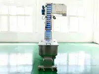 Elevatore e alimentatore automatico di tappi