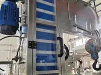 Elevatore e alimentatore automatico di tappi
