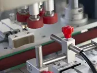 Tappatrice automatica a quattro ruote