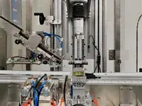 Tappatrice automatica a testa singola