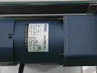 Etichettatrice automatica per l'applicazione superiore